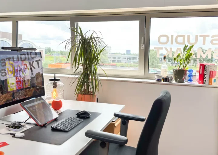 Werkproces bij Studio Smaakt in Nijmegen: grafisch ontwerp in uitvoering met aandacht voor detail en kleur