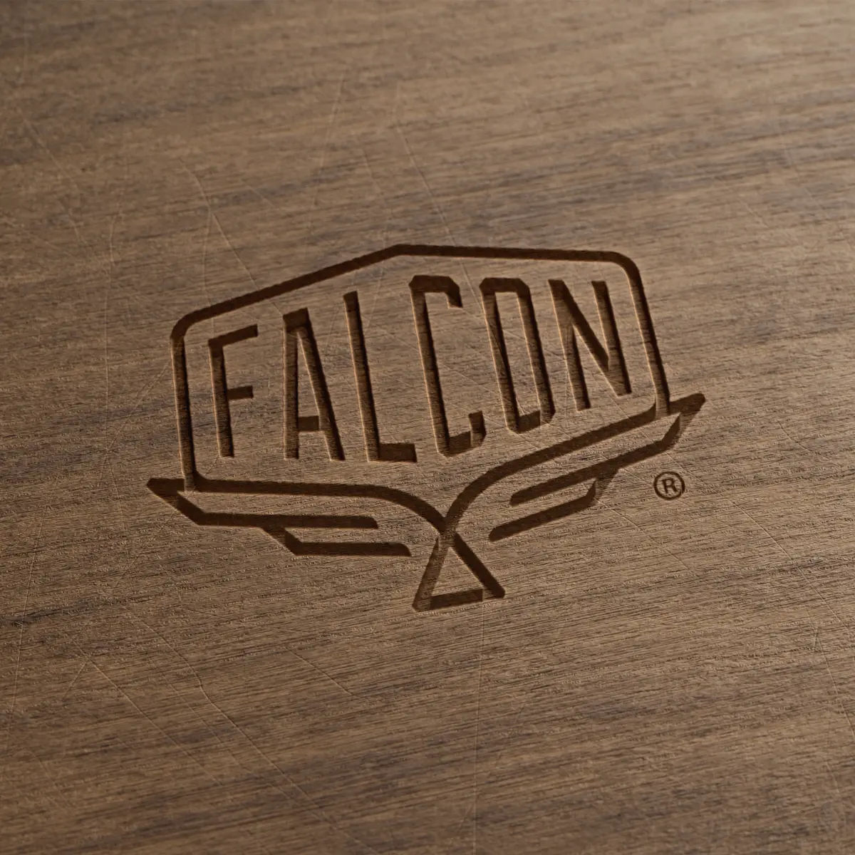 Falcon-logo gegraveerd in hout, ontworpen door Studio Smaakt als onderdeel van de branding voor Falcon buitenkeukens.
