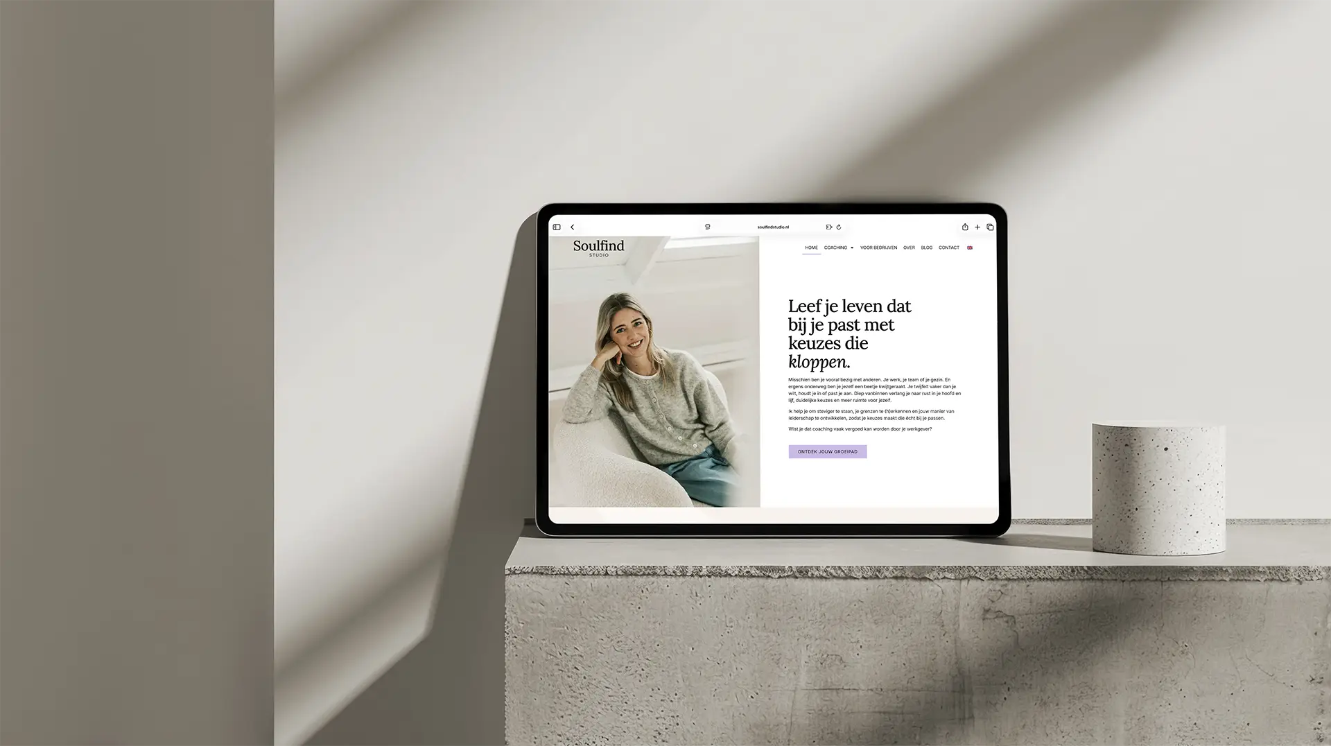 Webdesignproject voor Soulfind Studio, ontwikkeld door Studio Smaakt in Nijmegen. Zachte, natuurlijke uitstraling met focus op rust, ruimte en persoonlijke coaching.”
