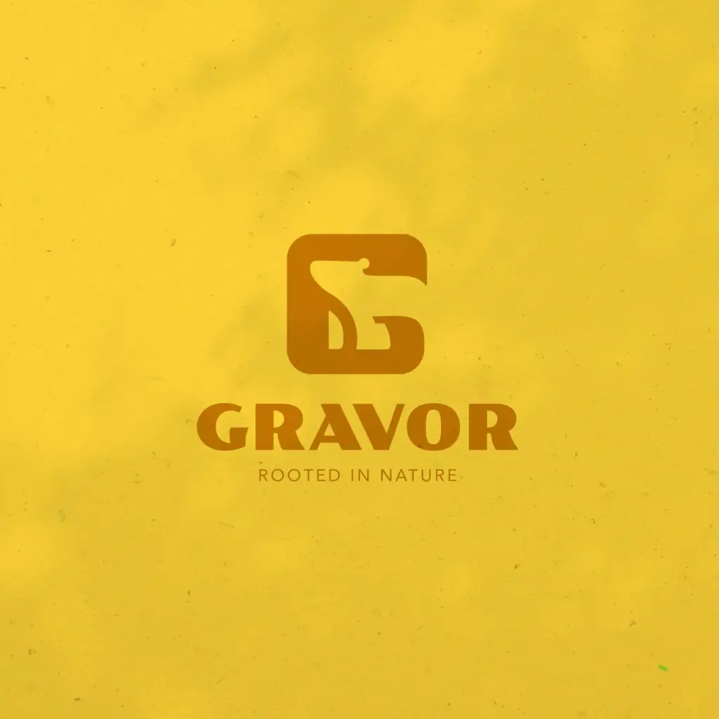 Logo van Gravor, outdoor- en hikingmerk, op mosterdgele achtergrond met stoere letterstijl en natuurlijke uitstraling. Ontwerp door Studio Smaakt.